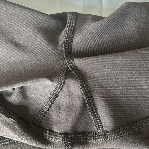 Lululemon Black Capri 23” Leggings. Size 4. - Picture 11 of 12